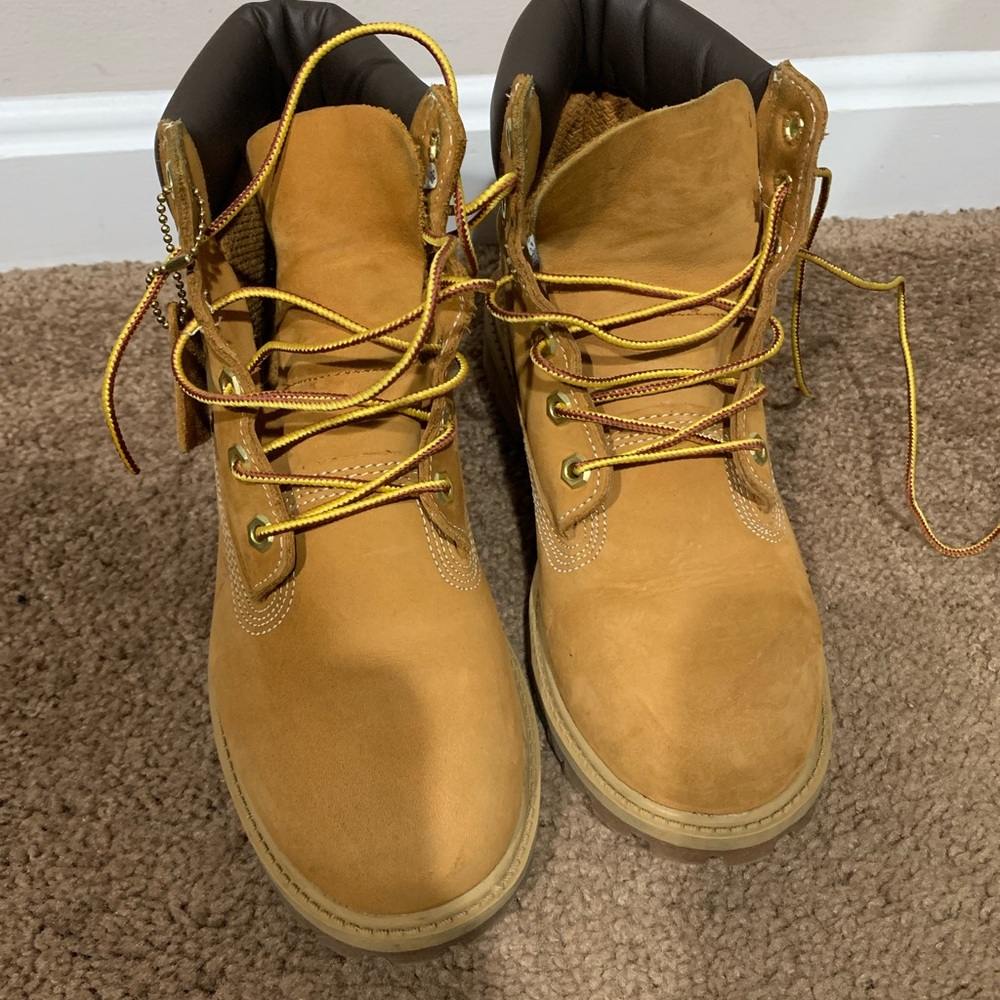 Worn twice in the snow. Size 5 in boys is the same as size 7 girls